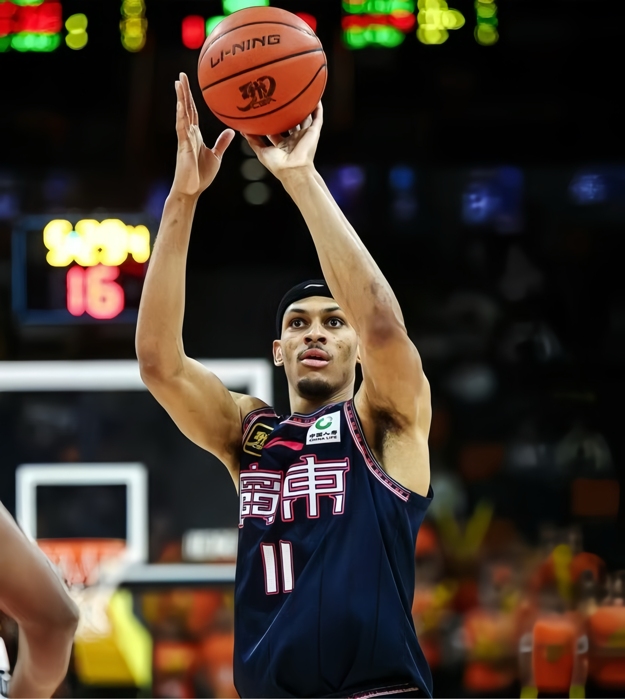 包含广东宏远训练开放日，今晚绝杀压哨引欢呼，CBA常规赛在即，身体对抗强度拉满的词条