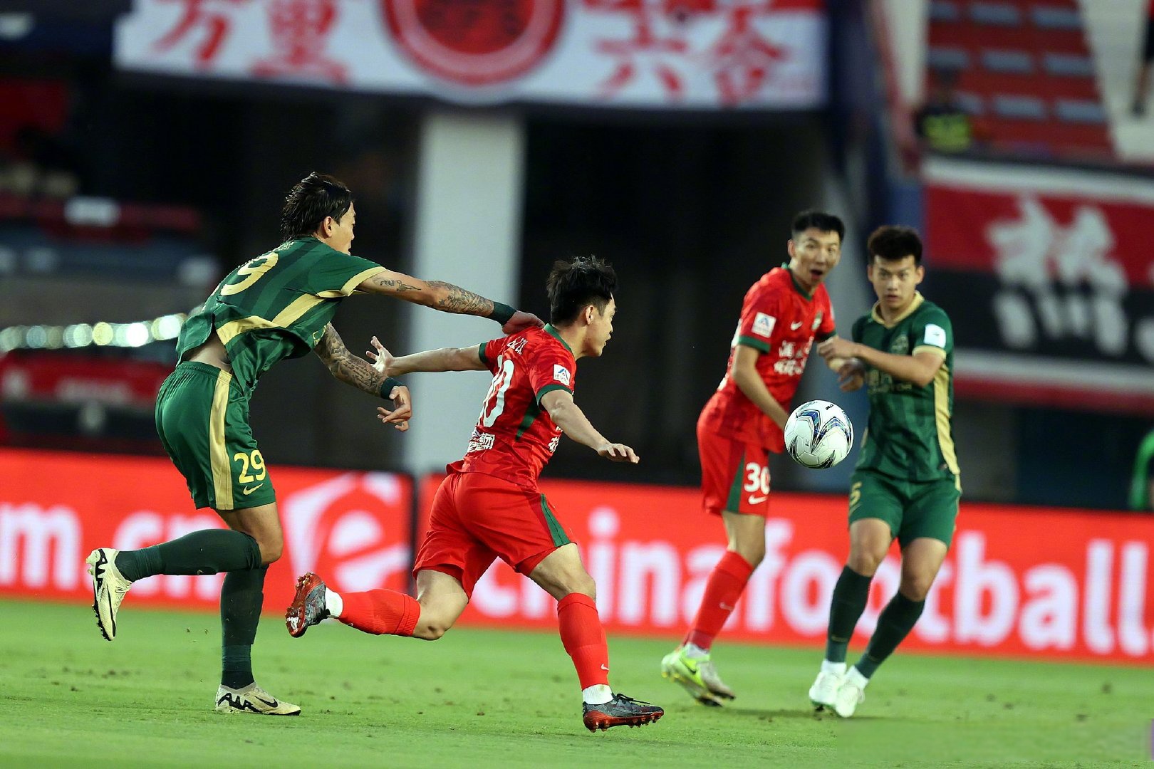 关于赛前体能课后,广州队复出首秀备战欧联,球迷炸锅,年轻球员得到机会的信息 关于赛前体能课后,广州队复出首秀备战欧联,球迷炸锅,年轻球员得到机会的信息