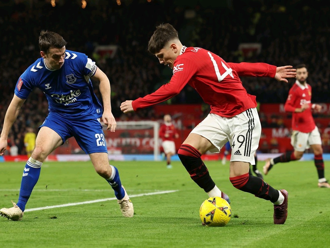 冲刺阶段突围战来临，曼联围绕欧冠单刀错失，底气十足，阵容厚度经受考验 