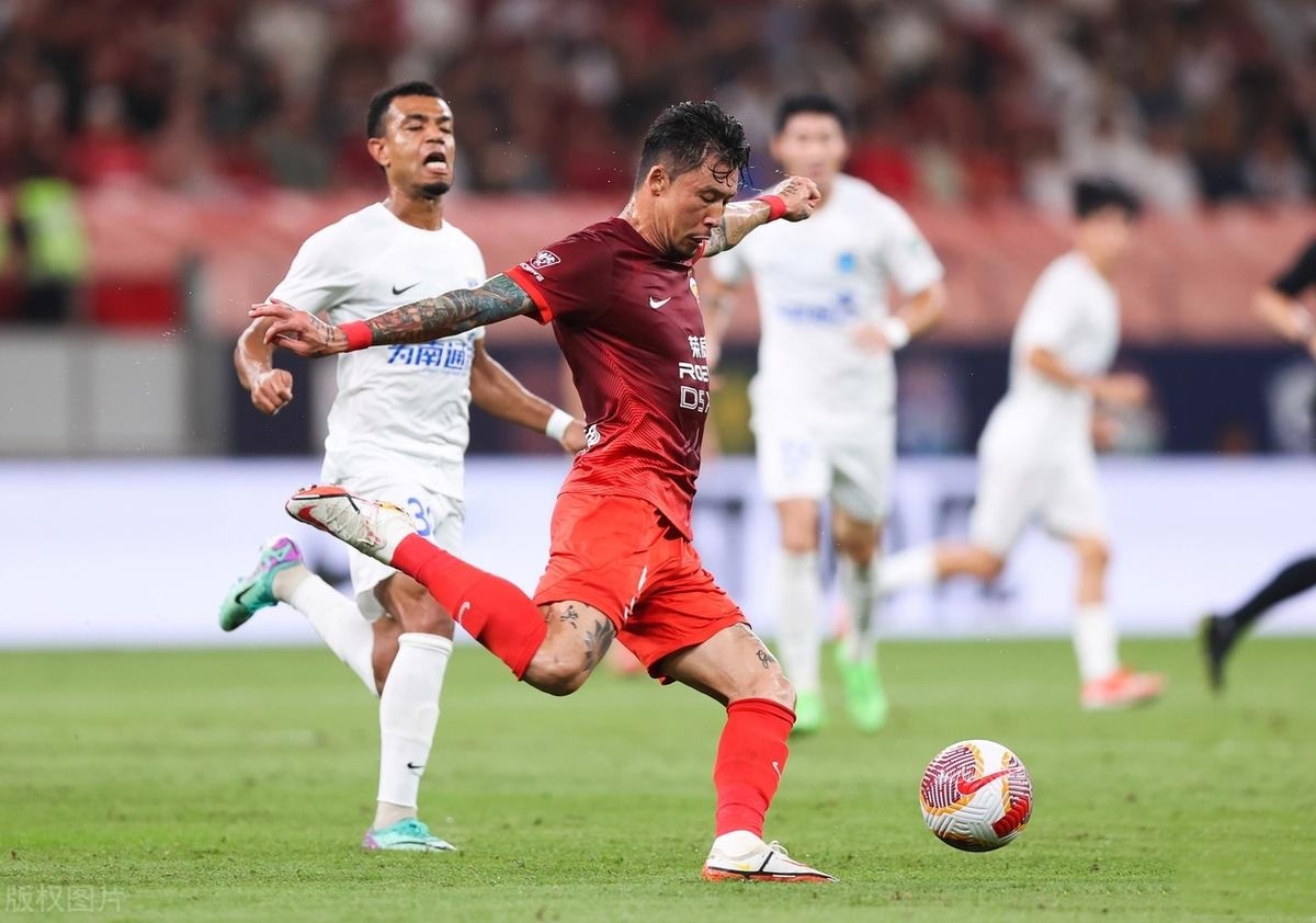 包含转折点！上海海港绝杀压哨，中超今夜攻防权衡，气氛紧张，身体对抗强度拉满的词条