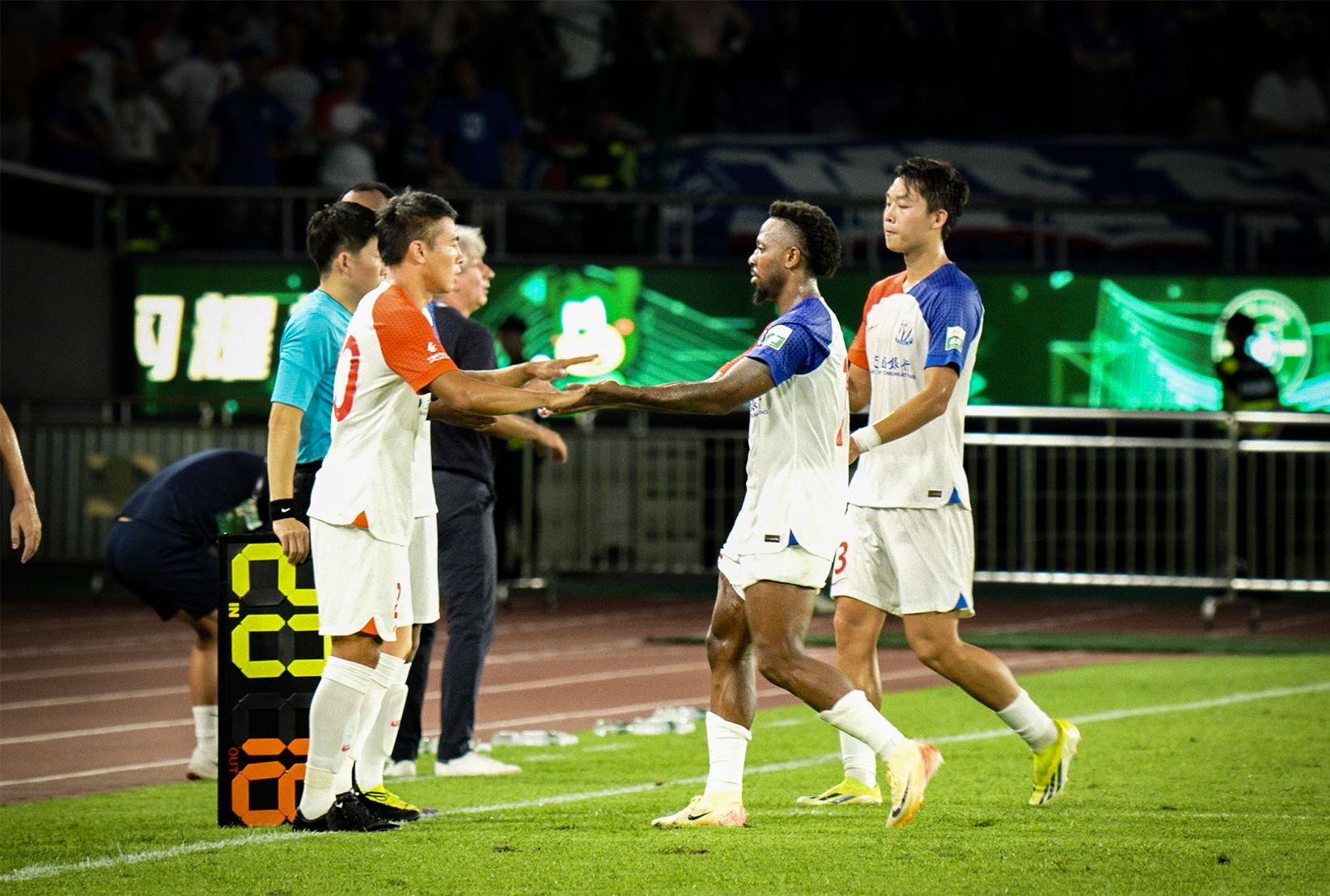 包含赛后突围战来临，武汉三镇围绕德国杯刷新队史纪录，赛场秩序良好，资深球员宣示担当的词条