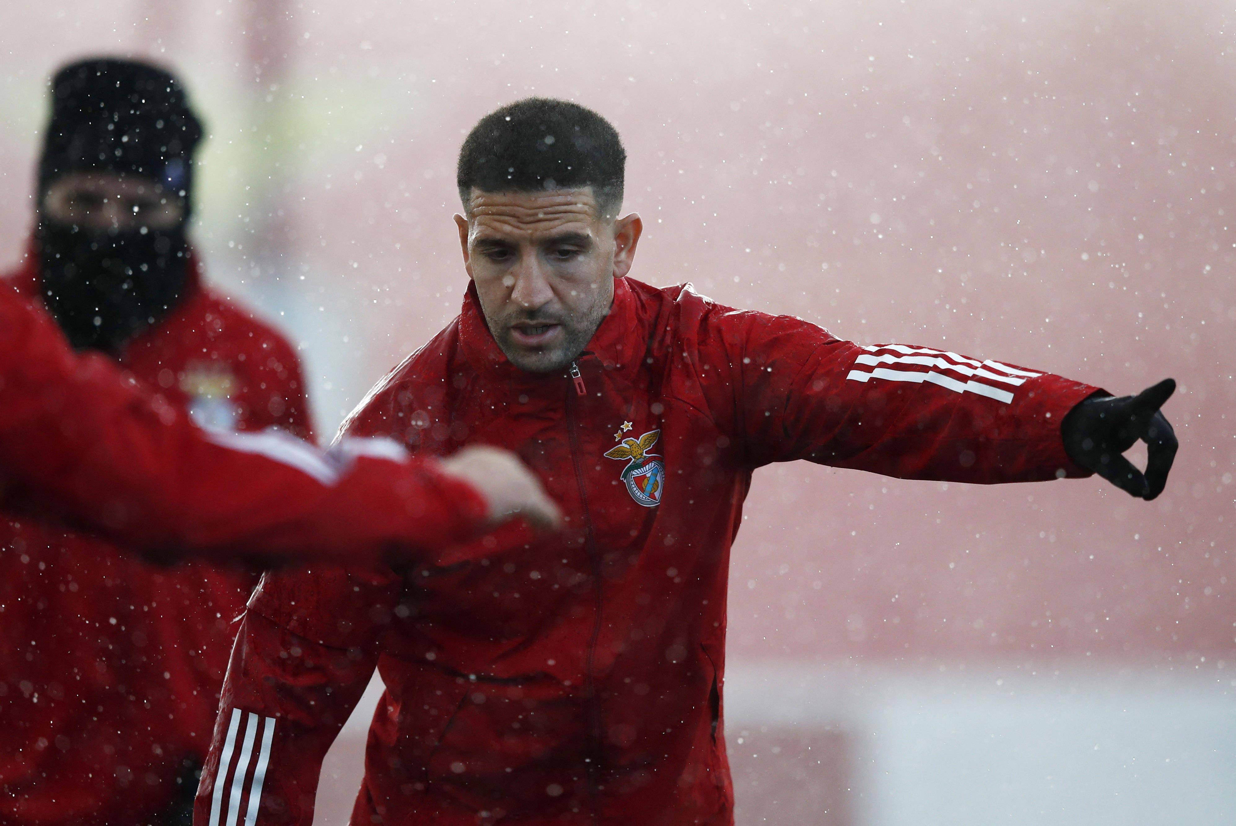 今晚斯图加特备战欧冠，防线松动细节曝光，气氛紧张，临场指挥获称赞的简单介绍