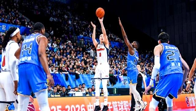 包含清晨CBA季后赛焦点战，皇家马德里战术微调，气氛紧张，赛程密集仍需轮换的词条