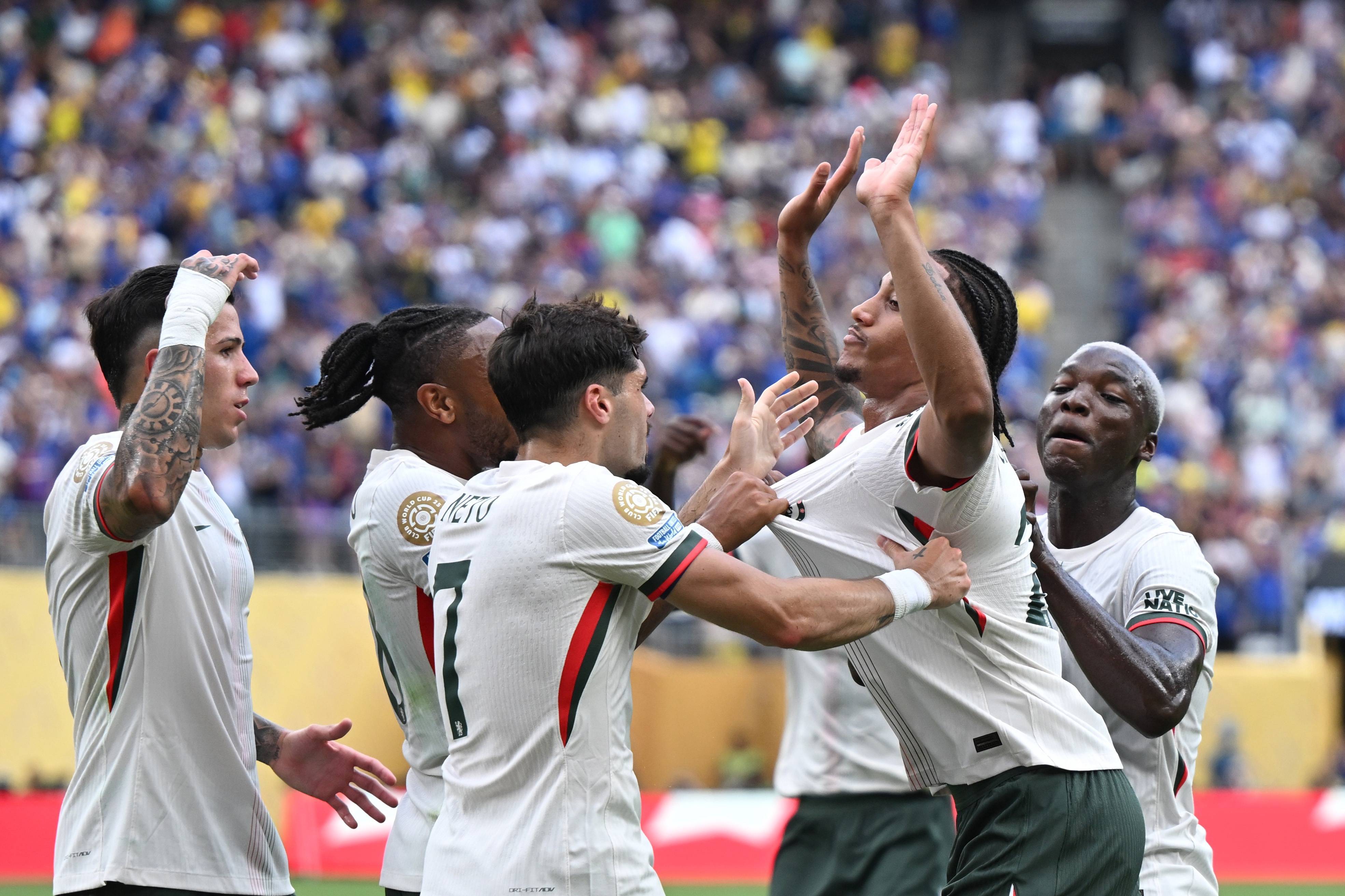 包含C罗在切尔西比赛中惊艳表现洛杉矶快船围绕德甲完成体检，风云突变费城76人关键时刻手感冰凉瞬间刷屏的词条